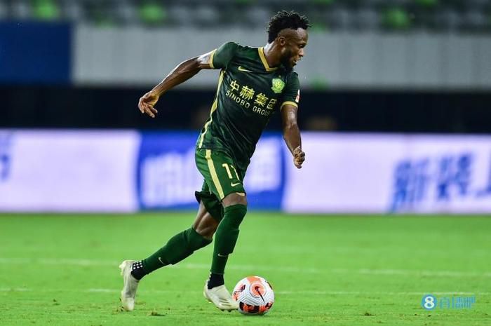 男生弯腰 自口