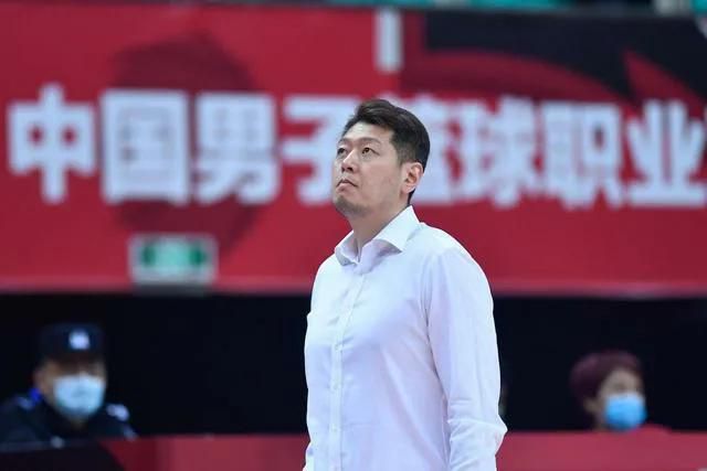 萌白酱香蕉白丝护士服喷浆